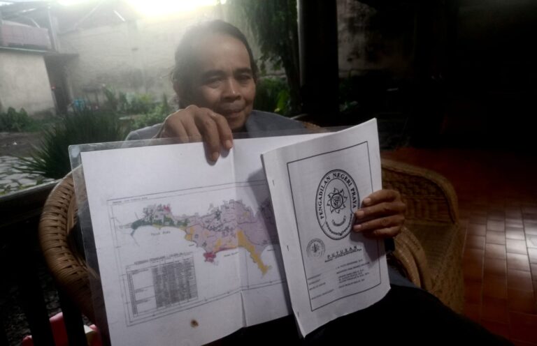 Lalu Arif Widia Hakim, SH., menunjukan sejumlah bukti bahwa lahan 6,5 hektare di Bukit Seger, Desa Kuta, Kecamatan Pujut, Kabupaten Lombok Tengah (Loteng), telah dibeli dan dimiliki kliennya, I Gusti Putu Ekadana, Jumat (03/10/2025).