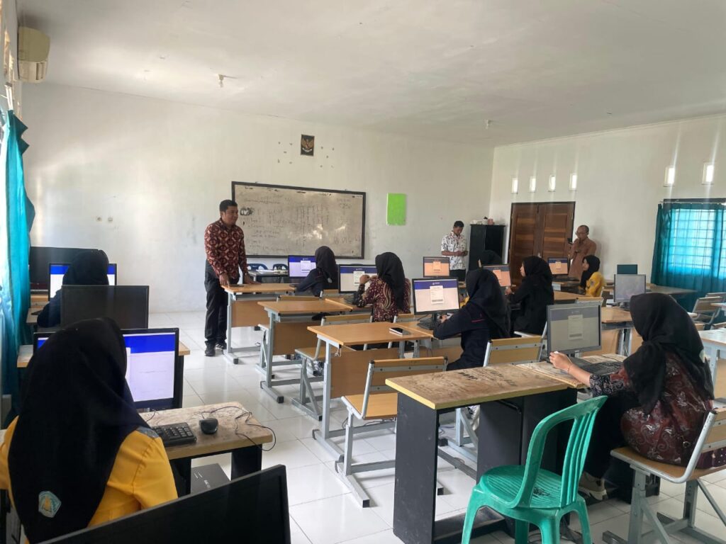 para siswa kelas XII SMKN 1 Sumbawa Besar, tengah mengikuti Simulasi Tes Kemampuan Akademik (TKA) untuk masuk ke perguruan tinggi, Kamis (09/10/2025).