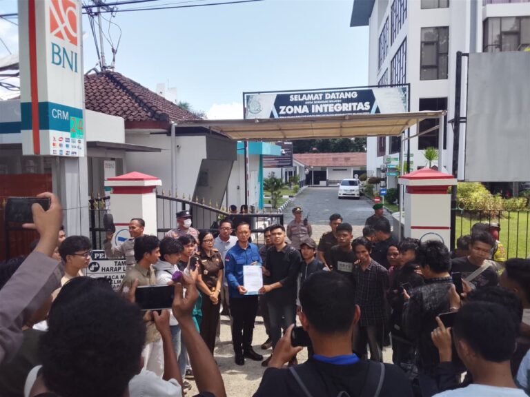 Aksi demo Puluhan mahasiswa yang tergabung dalam Badan Eksekutif Mahasiswa (BEM) Nusantara Daerah NTB di kantor Kejaksaan Tinggi (Kejati) NTB, Kamis (16/10/2025).