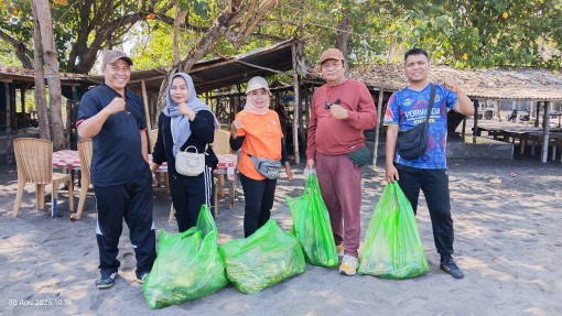 Dari Pena ke Aksi Nyata, SIMBAR Bersih-bersih Pantai Cemara